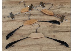 Вішалка з шир. плечем в силіконі і дер. вставкою (колір натур.) 35х3.5см. коробка 100шт